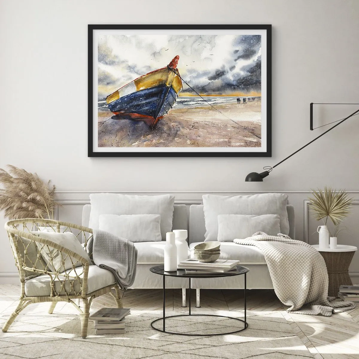 Poster in einem schwarzem Rahmen - Ein malerisches Boot am Strand unter einem bewölkten Himmel - 70x50cm - Erholung am Ufer - Moderne Wanddekoration für Wohnzimmer und Schlafzimmer ARTTOR