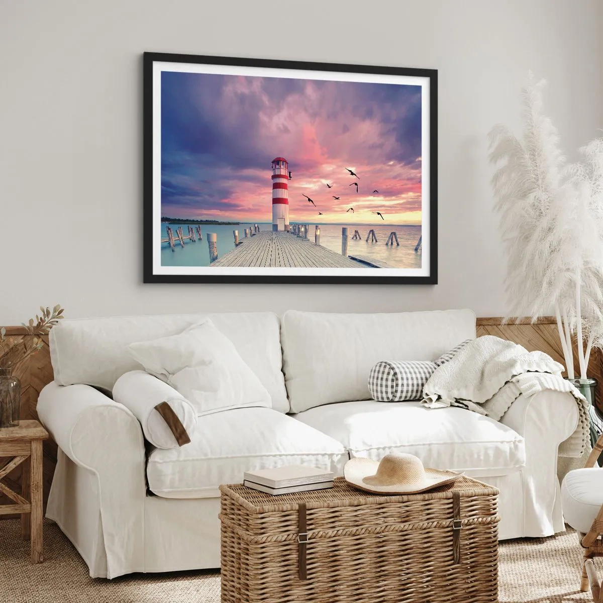 Poster in einem schwarzem Rahmen - Ein Leuchtturm auf dem Pier, umgeben von einem malerischen Sonnenuntergang - 70x50cm - Es ist Zeit zum Hafen zu gehen - Moderne Wanddekoration für Wohnzimmer und Schlafzimmer ARTTOR