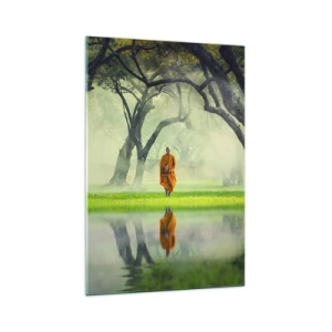Glasbild - Bild auf glas - Ein Mönch in einer orangefarbenen Robe in einem Wald mit nebligem Hintergrund und Spiegelung im Wasser. - 70x100cm - Auf dem Weg zur Erleuchtung - Moderne Wanddekoration für Wohnzimmer und Schlafzimmer ARTTOR