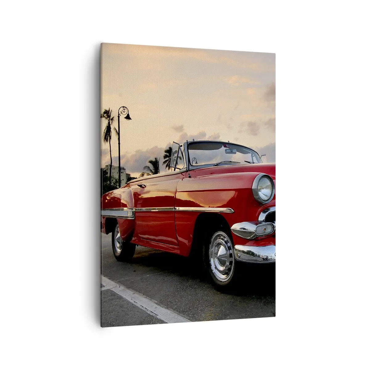 Bild auf Leinwand - Leinwandbild - Ein rotes klassisches Cabrio, das in der Abenddämmerung zwischen Palmen geparkt ist. - 70x100cm - Die rote Hitze der Tropen - Moderne Wanddekoration für Wohnzimmer und Schlafzimmer ARTTOR