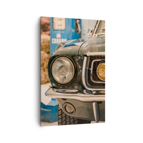 Bild auf Leinwand - Leinwandbild - Ein kultiges Retro-Auto in klassischer Umgebung - 80x120cm - Treffen mit einer Legende - Moderne Wanddekoration für Wohnzimmer und Schlafzimmer ARTTOR