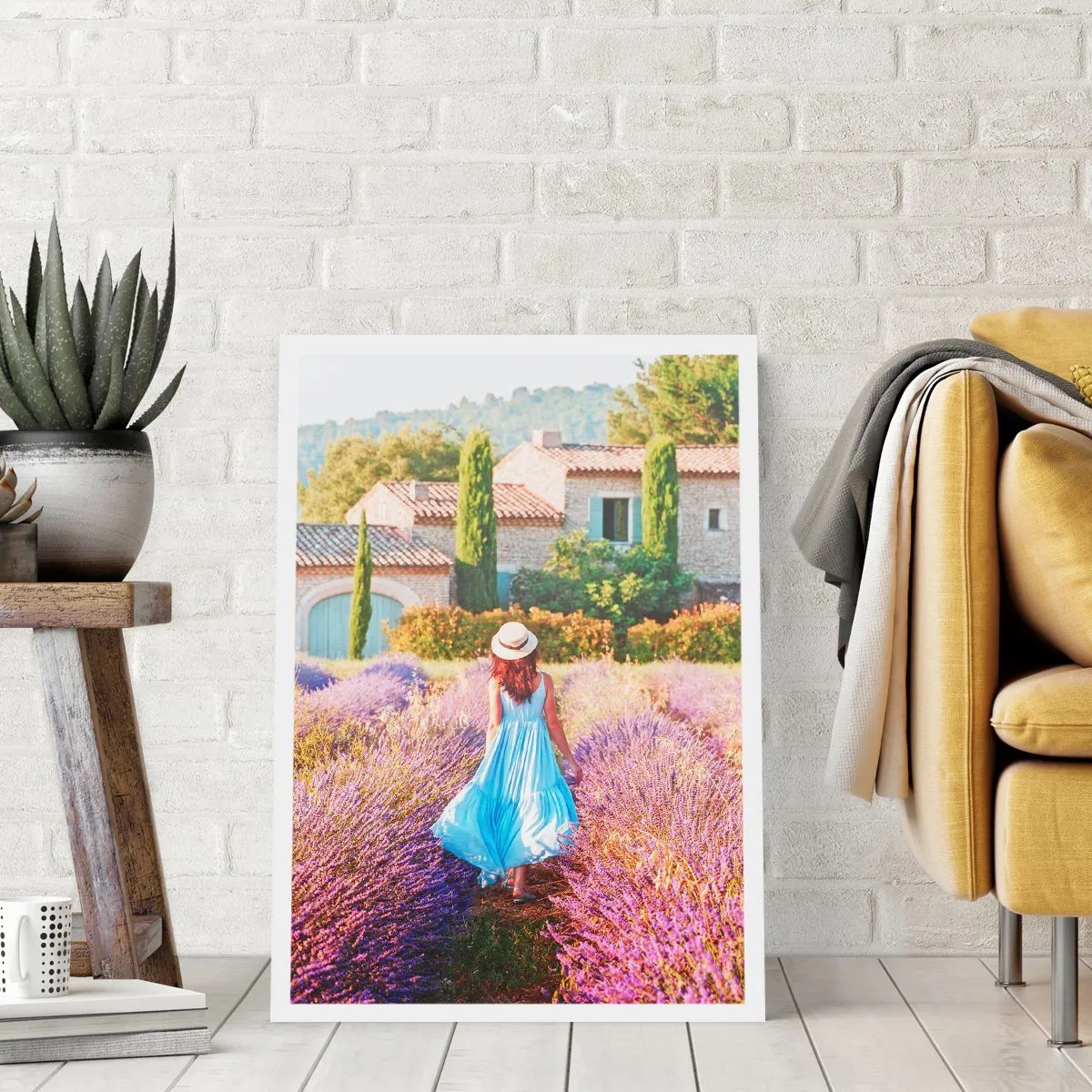 Poster - Eine Frau in einem blauen Kleid geht durch ein Lavendelfeld. - 50x70cm - Lavendel Mädchen - Moderne Wanddekoration für Wohnzimmer und Schlafzimmer ARTTOR