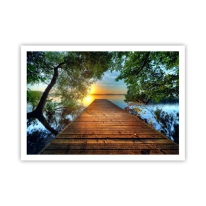 Poster - Ein von Grün umgebener Holzsteg bei Sonnenuntergang - 100x70cm - Nimm dir Zeit, setz dich hin - Moderne Wanddekoration für Wohnzimmer und Schlafzimmer ARTTOR