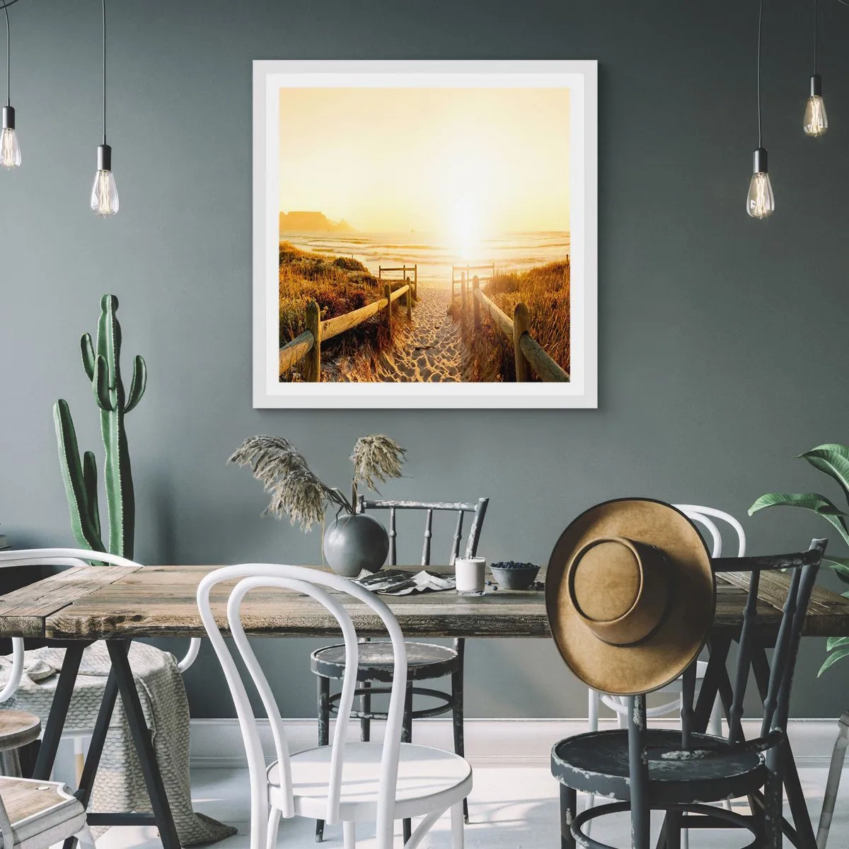 Poster in einem weißen Rahmen - Über die Düne, der Sonne entgegen - 30x30 cm