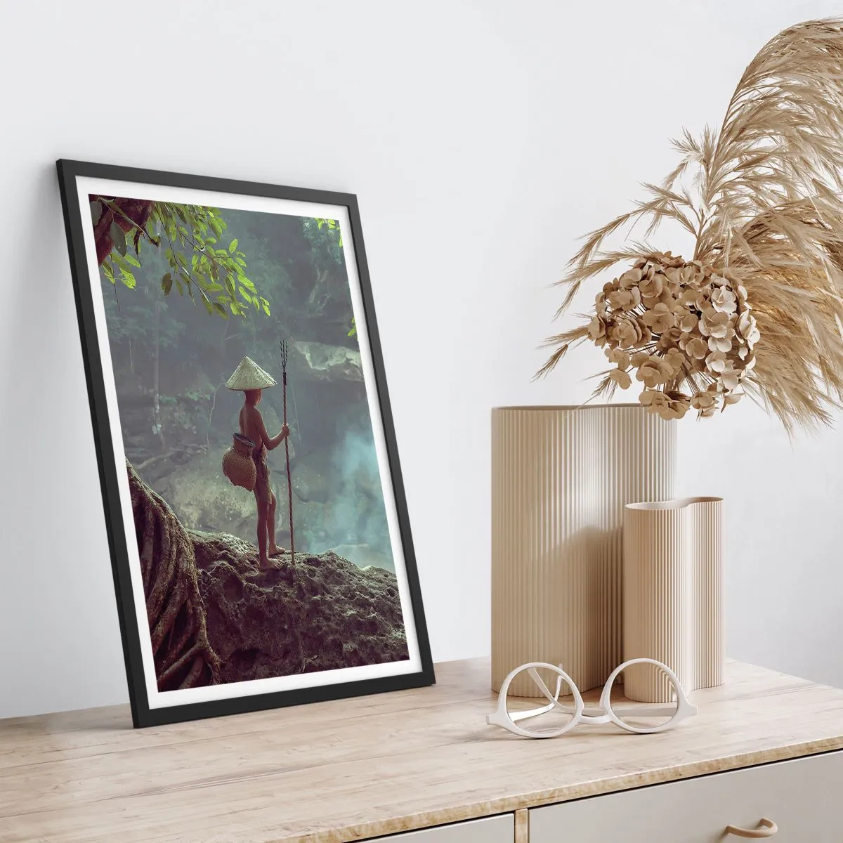 Poster in einem schwarzem Rahmen - Ein Junge im Wald mit einer Angelrute und einem Korb auf dem Rücken - 50x70cm - Befreundet mit der Natur - Moderne Wanddekoration für Wohnzimmer und Schlafzimmer ARTTOR