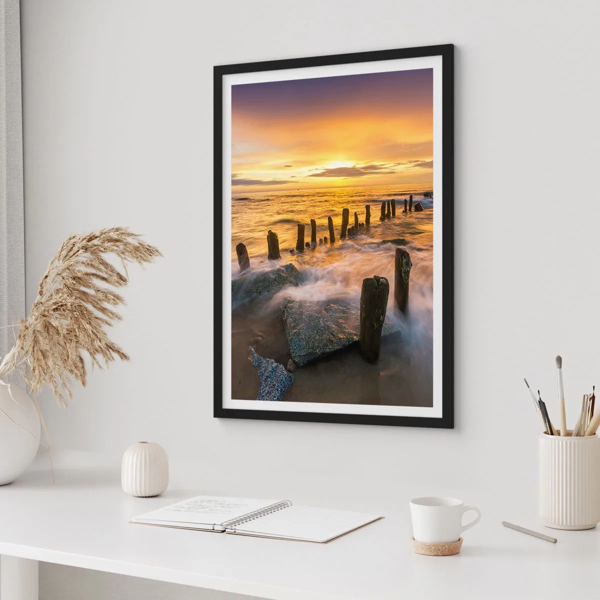 Poster in einem schwarzem Rahmen - Sonnenuntergang über dem Meer mit Holzpfählen am Strand - 50x70cm - Die raue Schönheit der Ostsee - Moderne Wanddekoration für Wohnzimmer und Schlafzimmer ARTTOR