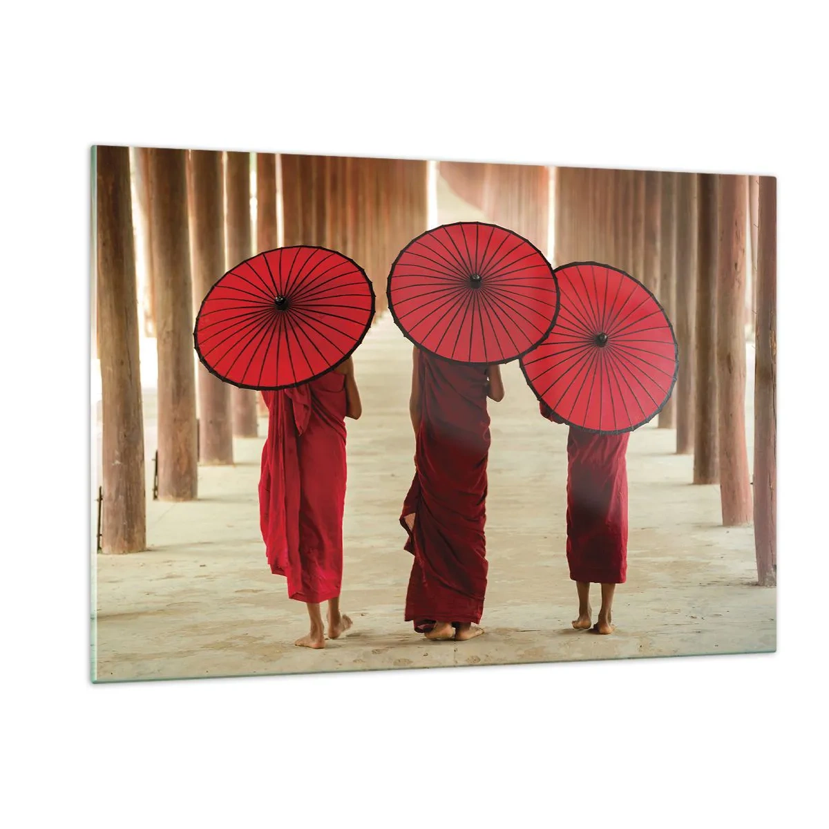 Glasbild - Bild auf glas - Mönche mit roten Regenschirmen gehen einen Holzkorridor entlang - 120x80cm - Auf dem Weg ins Reine Land - Moderne Wanddekoration für Wohnzimmer und Schlafzimmer ARTTOR