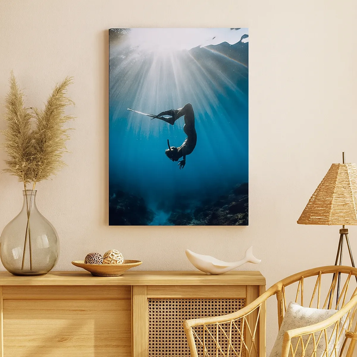 Bild auf Leinwand - Leinwandbild - Ein Taucher, der in einem Lichtstrahl unter Wasser schwimmt - 50x70cm - Tanz unter Wasser - Moderne Wanddekoration für Wohnzimmer und Schlafzimmer ARTTOR