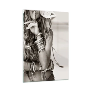 Glasbild - Bild auf glas - Eine Frau mit Schmuck und dem Finger an den Lippen in einer künstlerischen Aufnahme - 50x70cm - Wieso ein Mädchen - Moderne Wanddekoration für Wohnzimmer und Schlafzimmer ARTTOR