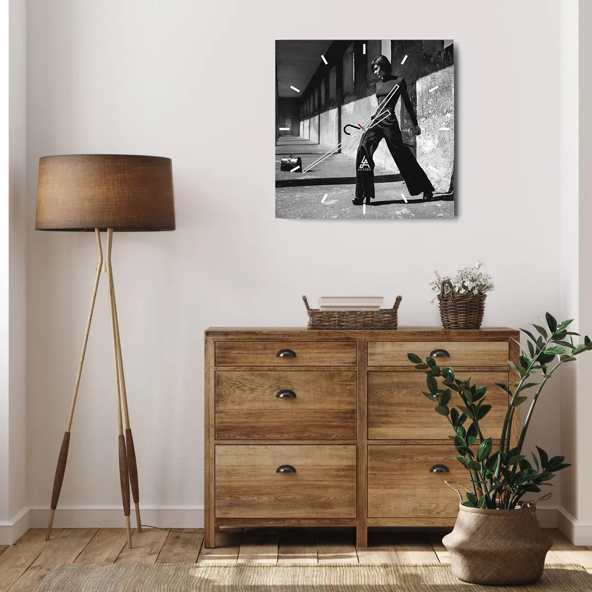 Wanduhr - Glasuhr - Stilvolle Frau in einem industriellen Umfeld - 30x30cm - Urbane Eleganz - Moderne Wanddekoration für Wohnzimmer und Schlafzimmer ARTTOR