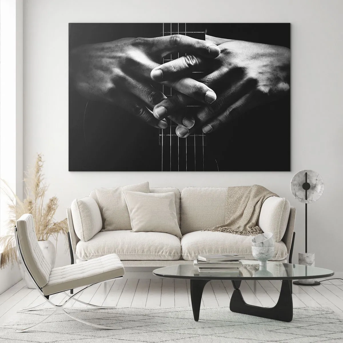 Glasbild - Bild auf glas - Gefaltete Hände ruhen auf dem Gitarrenhals in Schwarz und Weiß - 70x50cm - Gebet des Künstlers - Moderne Wanddekoration für Wohnzimmer und Schlafzimmer ARTTOR