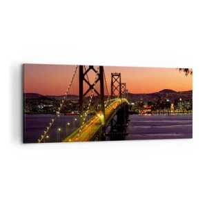 Bild auf Leinwand - Leinwandbild - Eine nachts beleuchtete Brücke über dem Wasser mit Panoramablick auf die Stadt - 120x50cm - Violetter Abend - Moderne Wanddekoration für Wohnzimmer und Schlafzimmer ARTTOR