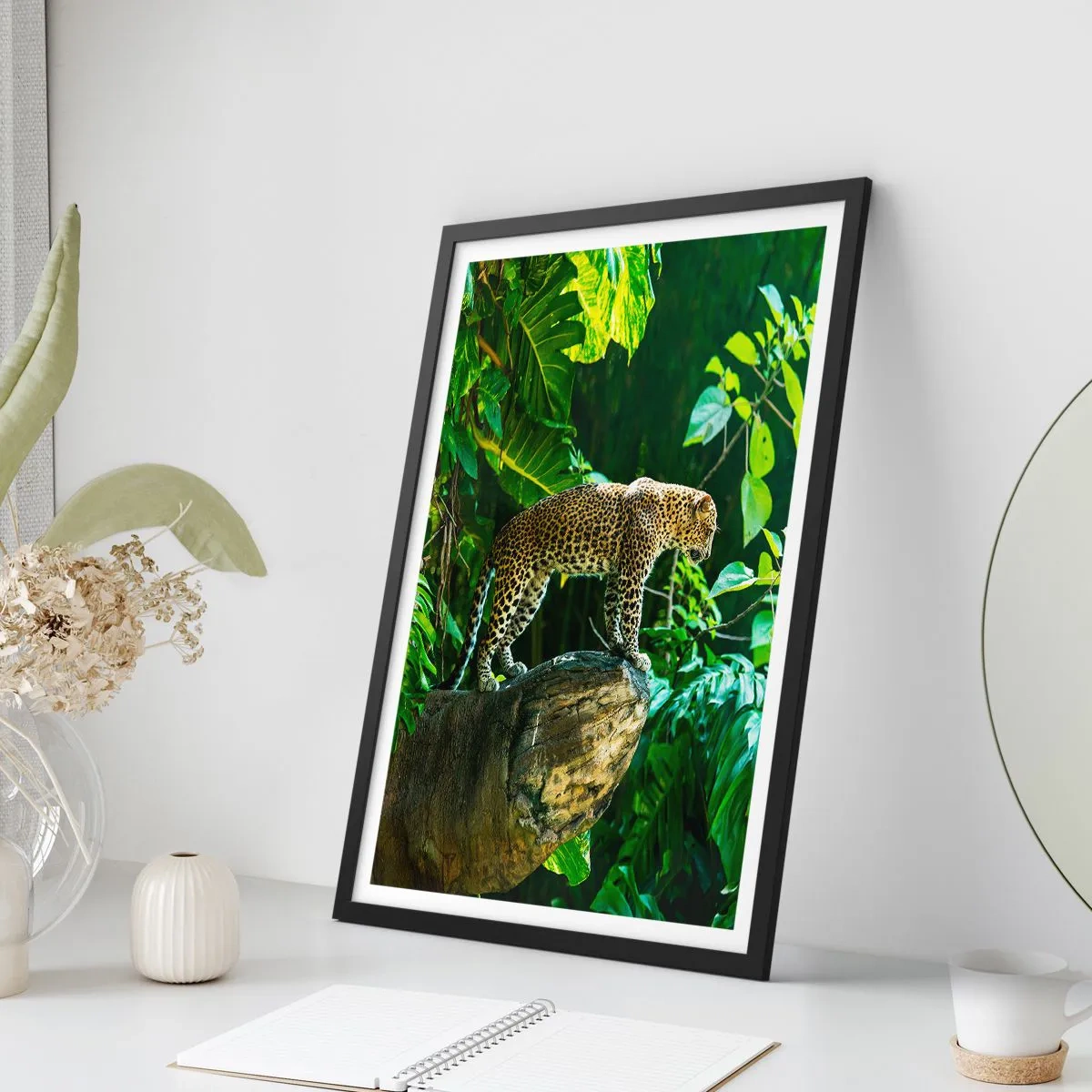 Poster in einem schwarzem Rahmen - Ein Leopard steht auf einem Felsen in einem tropischen Wald - 50x70cm - Auf die Jagd? - Moderne Wanddekoration für Wohnzimmer und Schlafzimmer ARTTOR