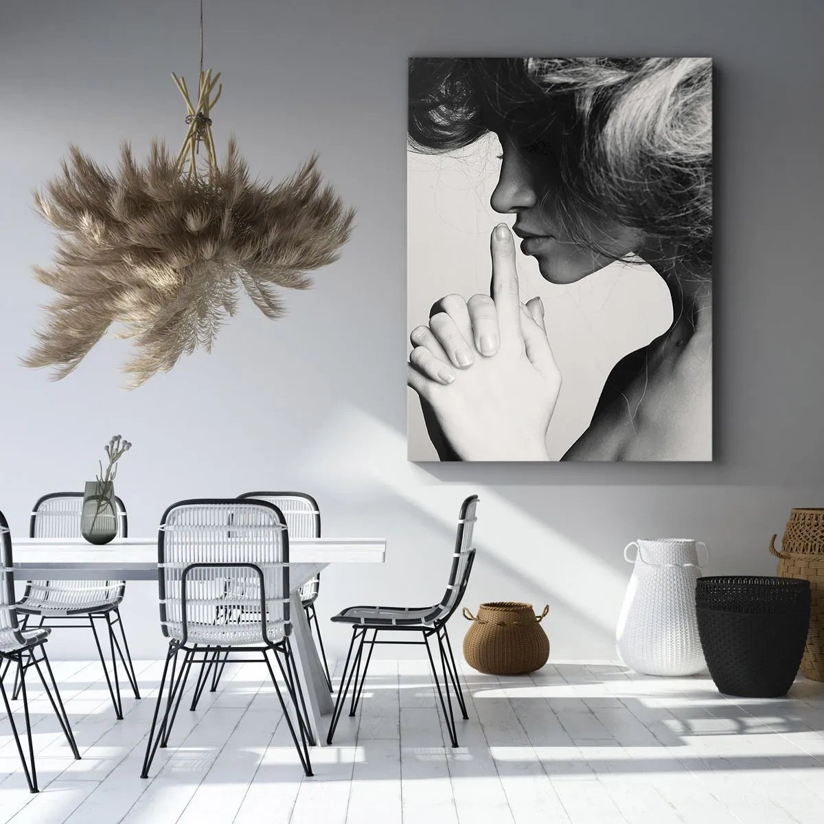 Bild auf Leinwand - Leinwandbild - Schwarz-weißes Profil einer Frau, die Stille gestikuliert - 80x120cm - Auf sich selbst hören - Moderne Wanddekoration für Wohnzimmer und Schlafzimmer ARTTOR