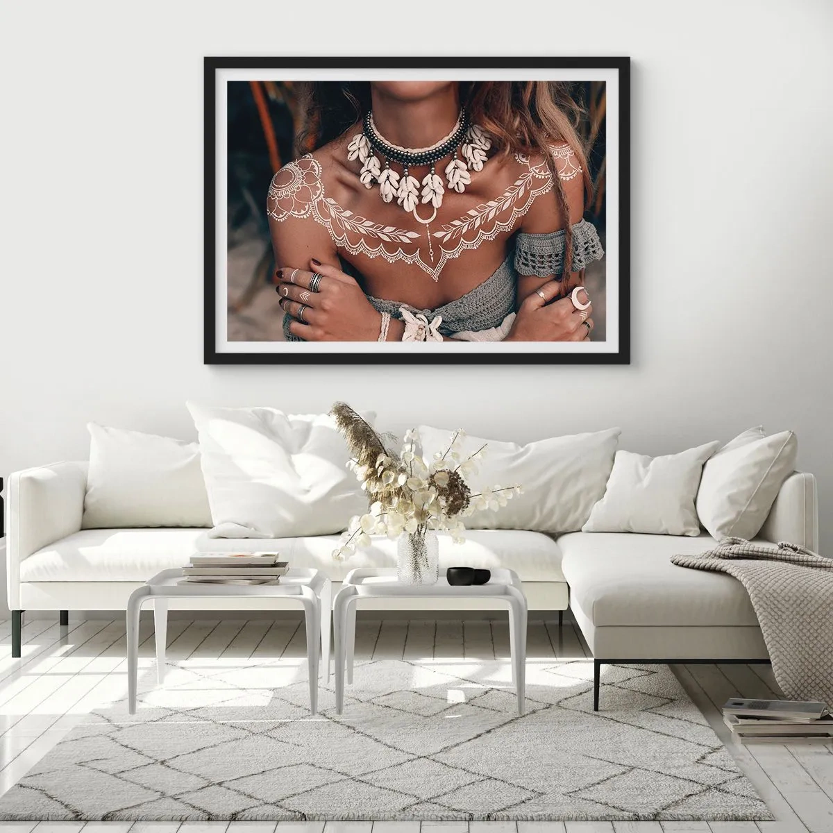 Poster in einem schwarzem Rahmen - Boho-Style mit Muschelschmuck und Lochmuster - 70x50cm - Talismane, Rituale der Weiblichkeit - Moderne Wanddekoration für Wohnzimmer und Schlafzimmer ARTTOR