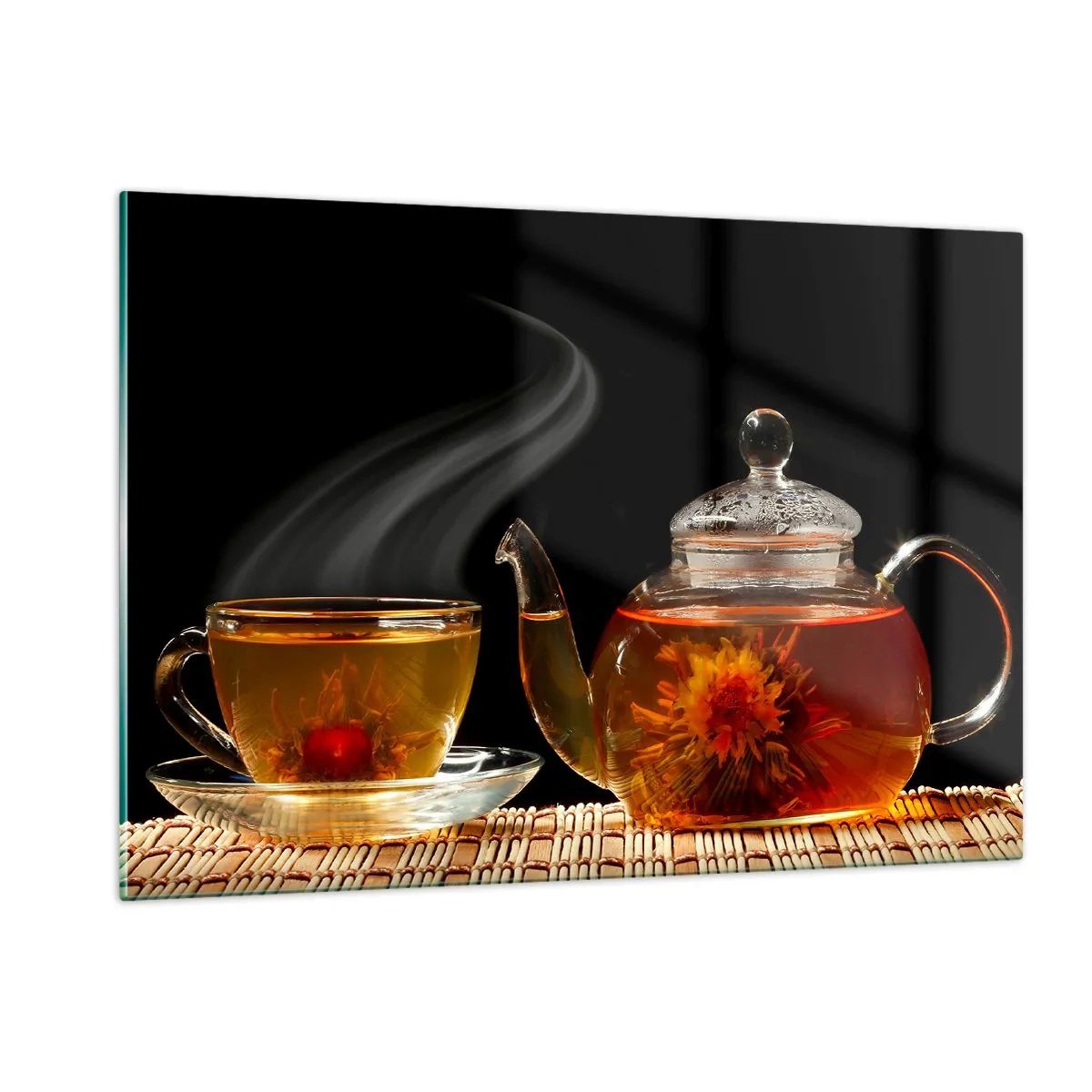Glasbild - Bild auf glas - Eine Glaskanne und eine Tasse Tee mit einer Blume auf schwarzem Hintergrund - 120x80cm - Die Magie und Kunst des Teezubereitens - Moderne Wanddekoration für Wohnzimmer und Schlafzimmer ARTTOR