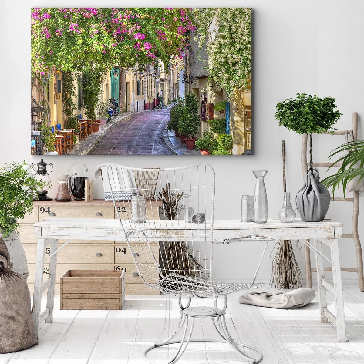 Bild auf Leinwand - Leinwandbild - Eine charmante Straße mit blühenden Weinreben und Cafétischen - 70x50cm - Blühende Gasse - Moderne Wanddekoration für Wohnzimmer und Schlafzimmer ARTTOR