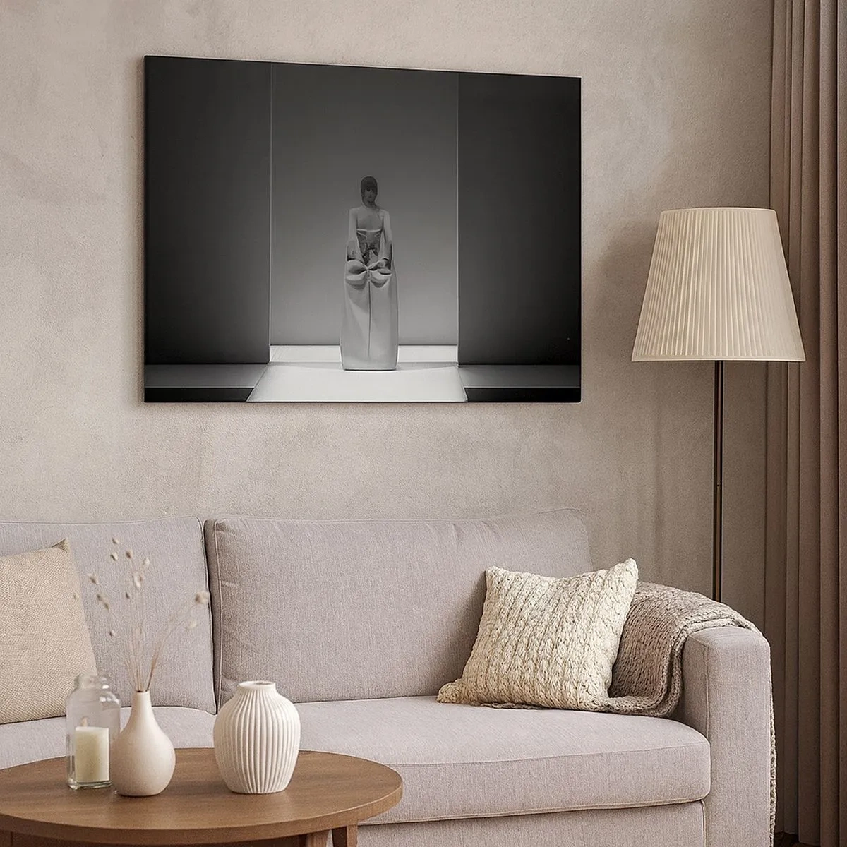 Bild auf Leinwand - Leinwandbild - Ein Schwarzweißgemälde mit einer minimalistischen Szene einer Frau in einem geometrischen Raum. - 70x50cm - Raffinierte Einfachheit - Moderne Wanddekoration für Wohnzimmer und Schlafzimmer ARTTOR