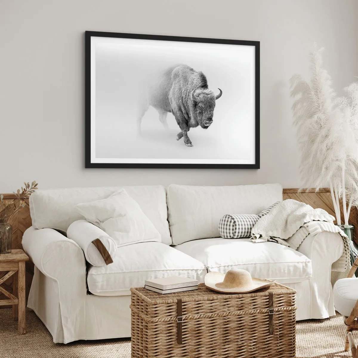 Poster in einem schwarzem Rahmen - Weißer Bison in minimalistischem Ambiente - 70x50cm - König der Prärie - Moderne Wanddekoration für Wohnzimmer und Schlafzimmer ARTTOR