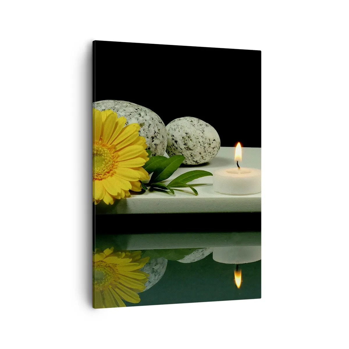 Bild auf Leinwand - Leinwandbild - Gelbe Blume, Kerzen und Steine vor dem Wasserhintergrund - 50x70cm - Beruhigung der Sinne - Moderne Wanddekoration für Wohnzimmer und Schlafzimmer ARTTOR