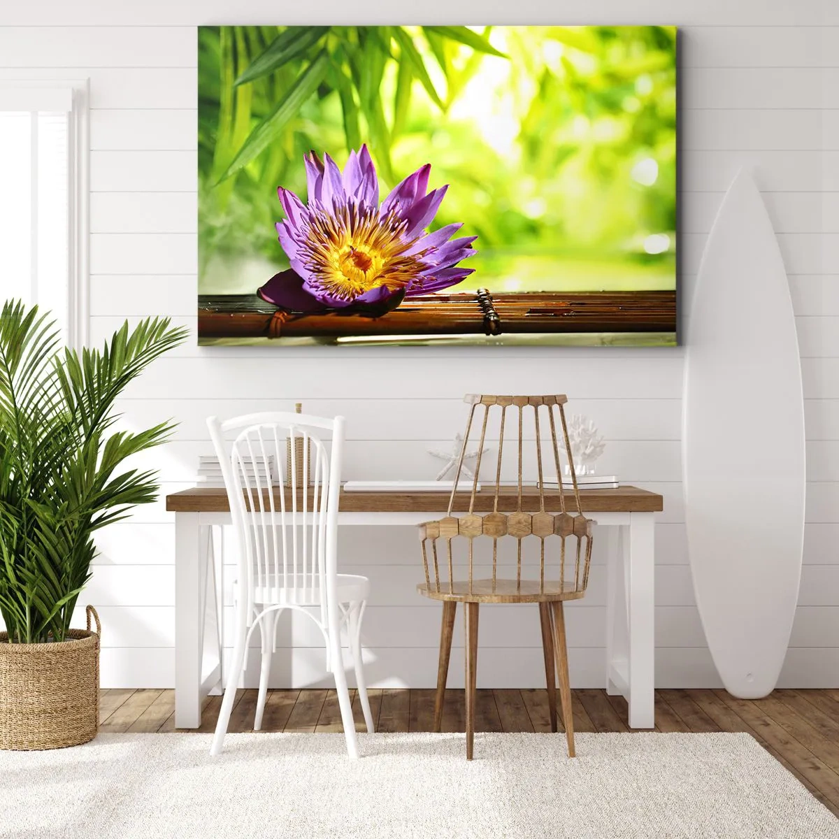 Bild auf Leinwand - Leinwandbild - Lila Lotusblüte vor einem Hintergrund aus grünen Bambusblättern - 70x50cm - In der asiatischen Sonne - Moderne Wanddekoration für Wohnzimmer und Schlafzimmer ARTTOR