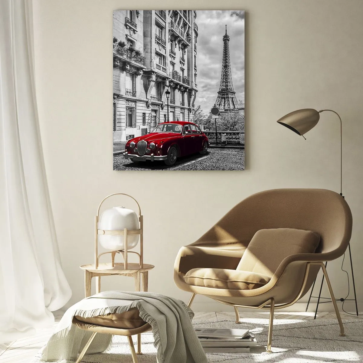Glasbild - Bild auf glas - Ein rotes Auto mit dem Eiffelturm im Hintergrund in einer schwarz-weißen Umgebung - 80x120cm - Raubtier in der Stadt - Moderne Wanddekoration für Wohnzimmer und Schlafzimmer ARTTOR