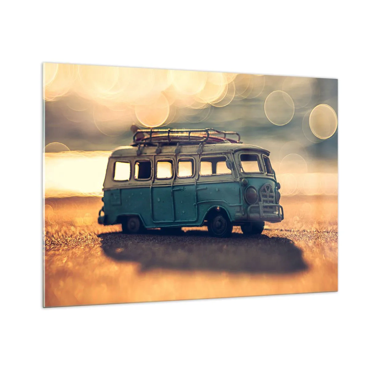 Glasbild - Bild auf glas - Vintage Spielzeugbus am Strand bei Sonnenuntergang - 100x70cm - Das Ende der Idole: Geld und Arbeit - Moderne Wanddekoration für Wohnzimmer und Schlafzimmer ARTTOR