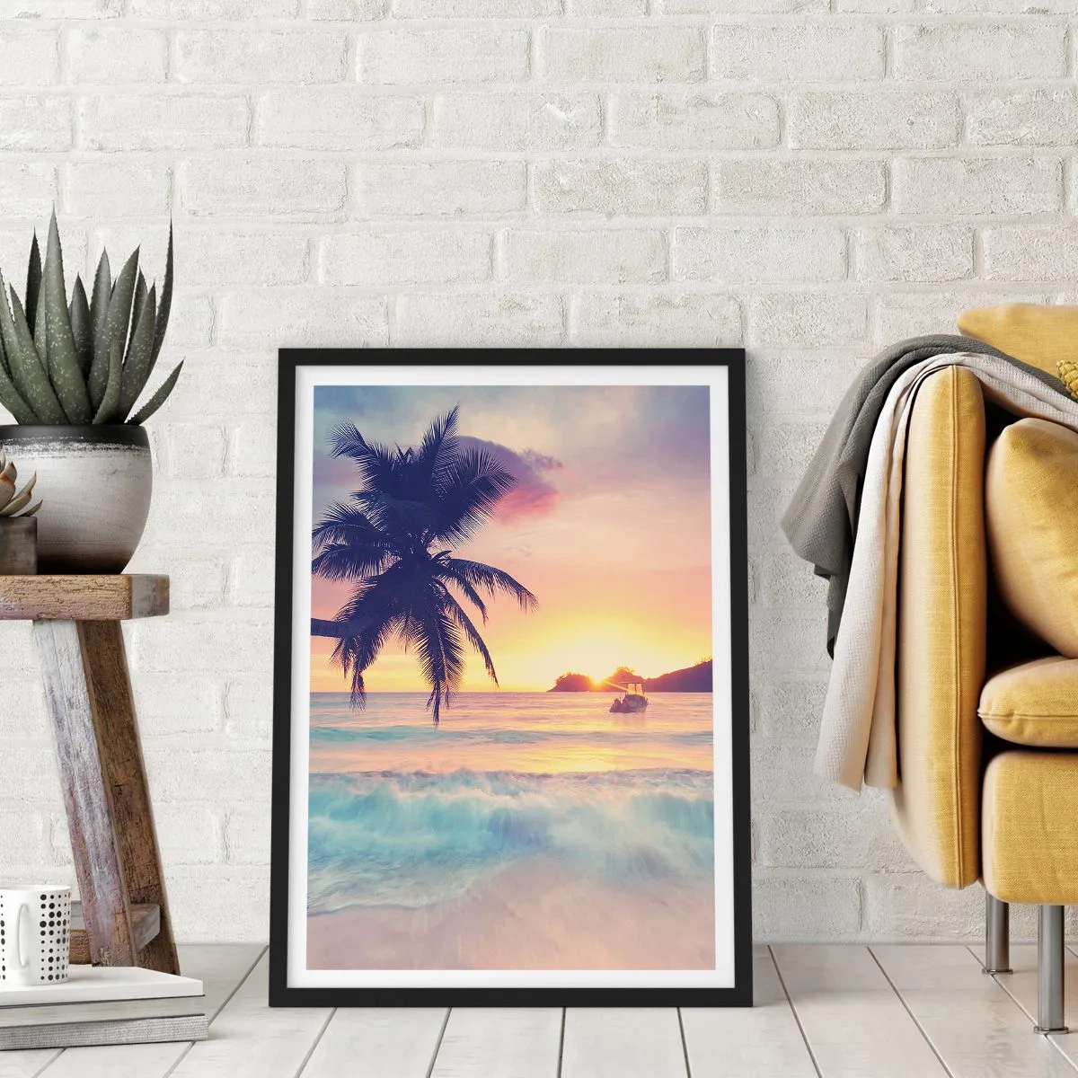 Poster in einem schwarzem Rahmen - Palme am Strand bei Sonnenuntergang - 50x70cm - Ein Abend in der Bucht - Moderne Wanddekoration für Wohnzimmer und Schlafzimmer ARTTOR