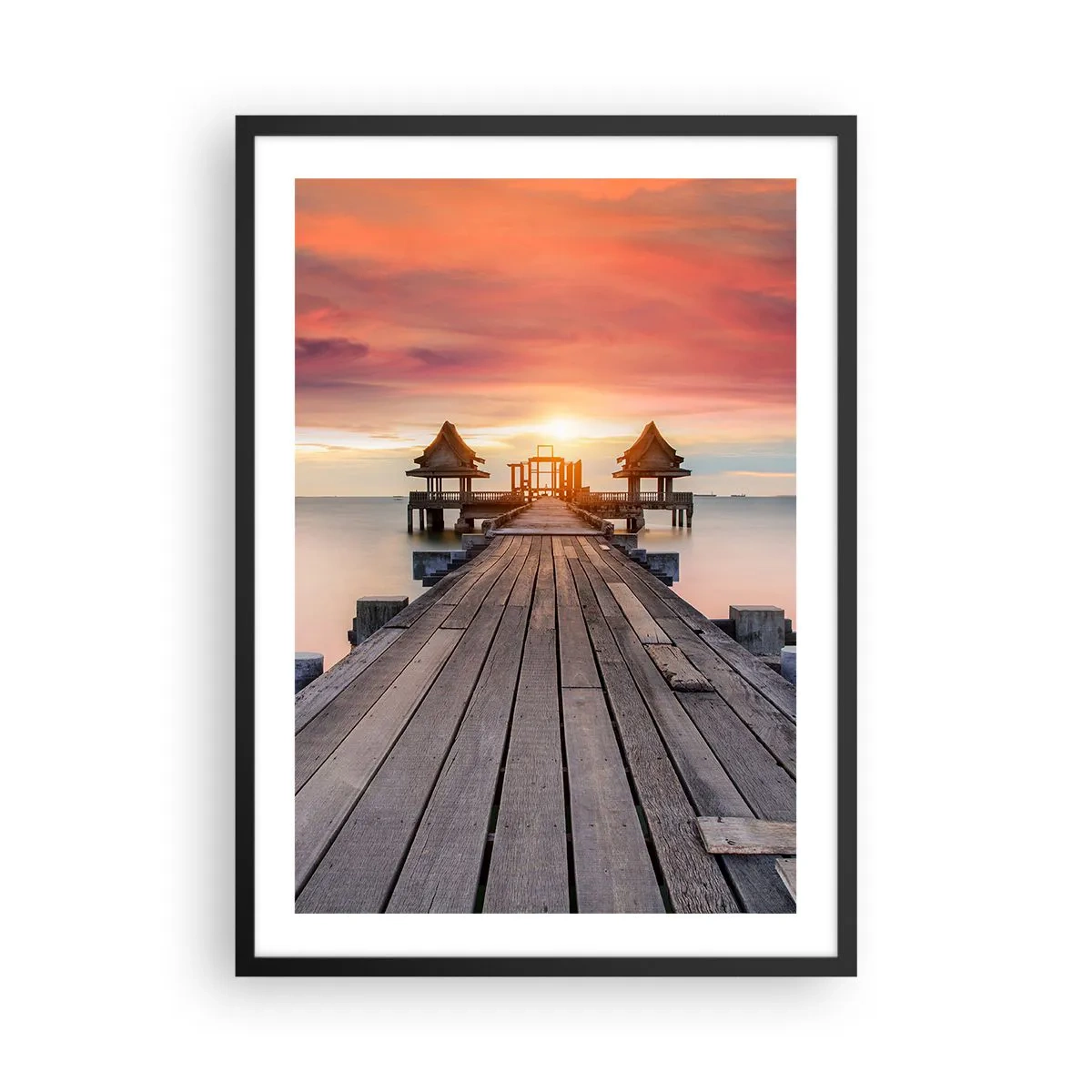 Poster in einem schwarzem Rahmen - Ein Holzsteg mit der untergehenden Sonne über dem Wasser im Hintergrund - 50x70cm - Westen im Osten - Moderne Wanddekoration für Wohnzimmer und Schlafzimmer ARTTOR