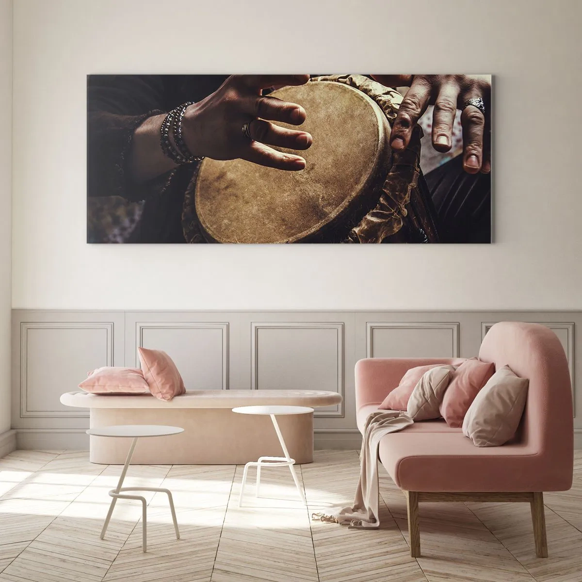 Glasbild - Bild auf glas - Hände spielen eine traditionelle Djembe-Trommel - 140x50cm - Im Rhythmus des Herzens - Moderne Wanddekoration für Wohnzimmer und Schlafzimmer ARTTOR