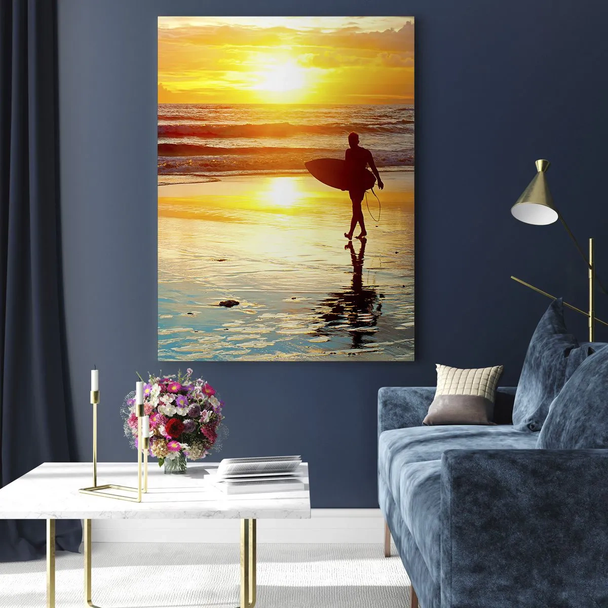 Glasbild - Bild auf glas - Ein Surfer geht bei Sonnenuntergang mit einem Brett in der Hand am Strand spazieren. - 80x120cm - Die Rückkehr des Kriegers - Moderne Wanddekoration für Wohnzimmer und Schlafzimmer ARTTOR