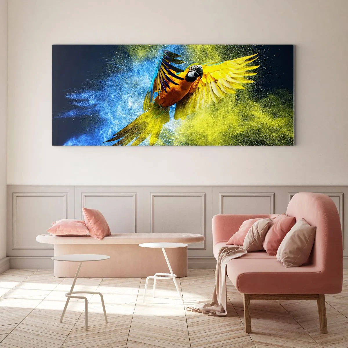 Glasbild - Bild auf glas - Ein Papagei im Flug vor einem Hintergrund aus farbenfrohen Explosionen in Gelb und Blau. - 160x50cm - Im blauen und goldenen Staub - Moderne Wanddekoration für Wohnzimmer und Schlafzimmer ARTTOR