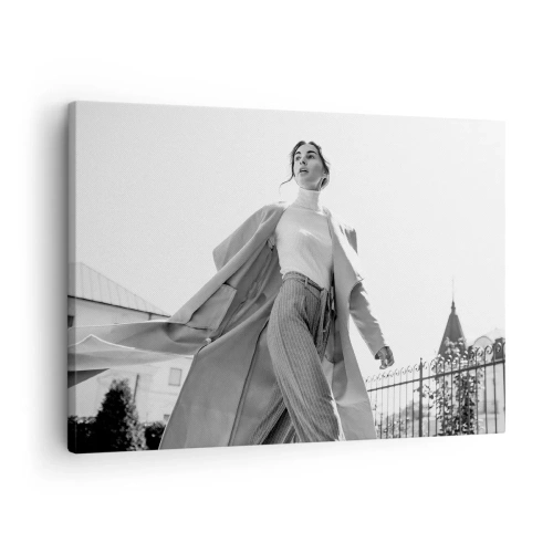 Bild auf Leinwand - Leinwandbild - Stilvolle Frau im Mantel vor schwarz-weißem Architekturhintergrund - 70x50cm - Gehst du mit mir? - Moderne Wanddekoration für Wohnzimmer und Schlafzimmer ARTTOR