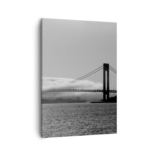 Bild auf Leinwand - Leinwandbild - Eine Brücke über Wasser, eingehüllt in Nebel in einer Schwarz-Weiß-Aufnahme - 50x70cm - Segeln durch das Goldene Tor - Moderne Wanddekoration für Wohnzimmer und Schlafzimmer ARTTOR