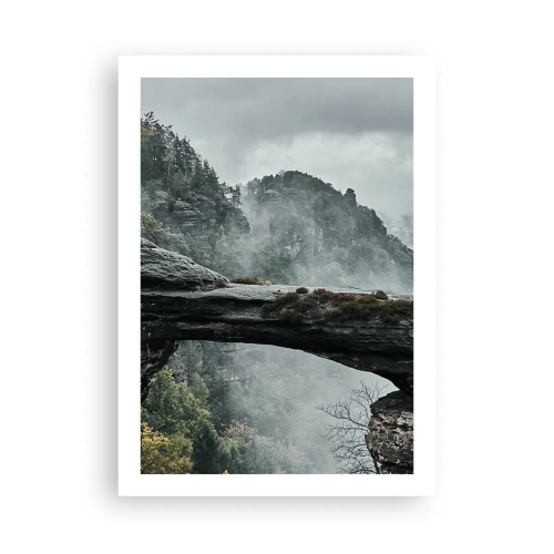 Poster - Ein Foto einer geheimnisvollen, in Nebel gehüllten Felsbrücke in einer Berglandschaft. - 50x70cm - Abenteuer beginnt gleich - Moderne Wanddekoration für Wohnzimmer und Schlafzimmer ARTTOR