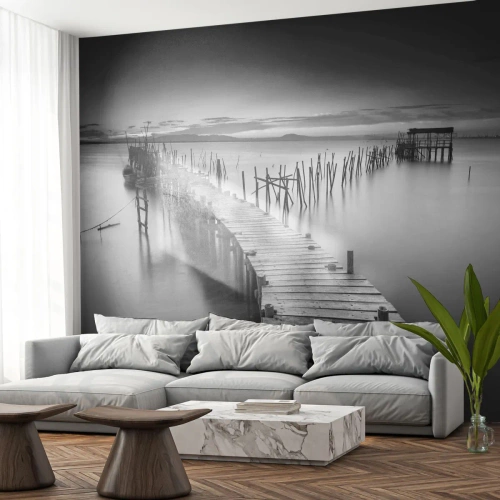 Selbstklebende Fototapete Deluxe Sticker - Der Frieden eines vergessenen Ufers - Landschaft, See, Holzbrücke - 450x315 cm