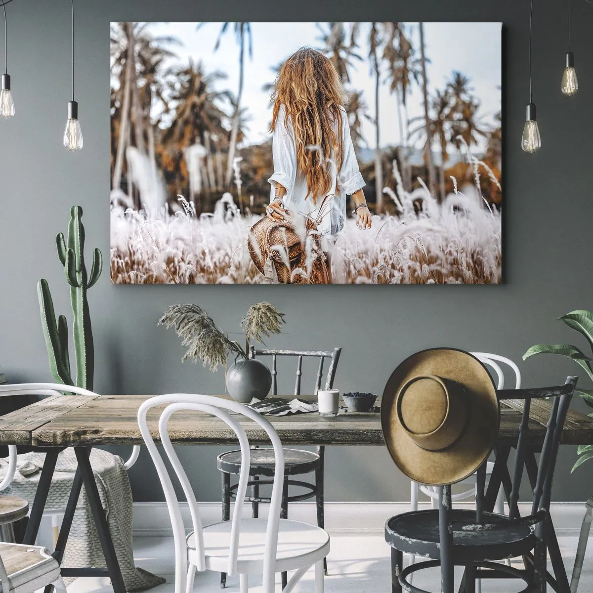 Bild auf Leinwand - Leinwandbild - Eine Frau auf einer Wiese mit Palmen im Hintergrund bei Sonnenuntergang - 100x70cm - Geboren aus Grasflaum - Moderne Wanddekoration für Wohnzimmer und Schlafzimmer ARTTOR