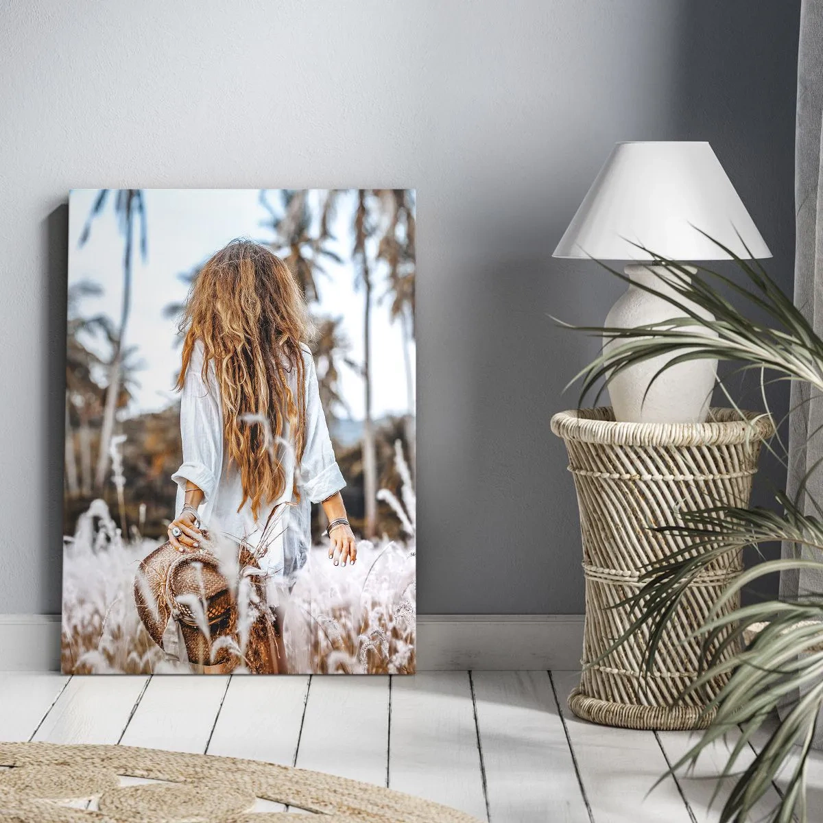 Bild auf Leinwand - Leinwandbild - Eine Frau auf einer Wiese mit Palmen im Hintergrund bei Sonnenuntergang - 70x100cm - Geboren aus Grasflaum - Moderne Wanddekoration für Wohnzimmer und Schlafzimmer ARTTOR