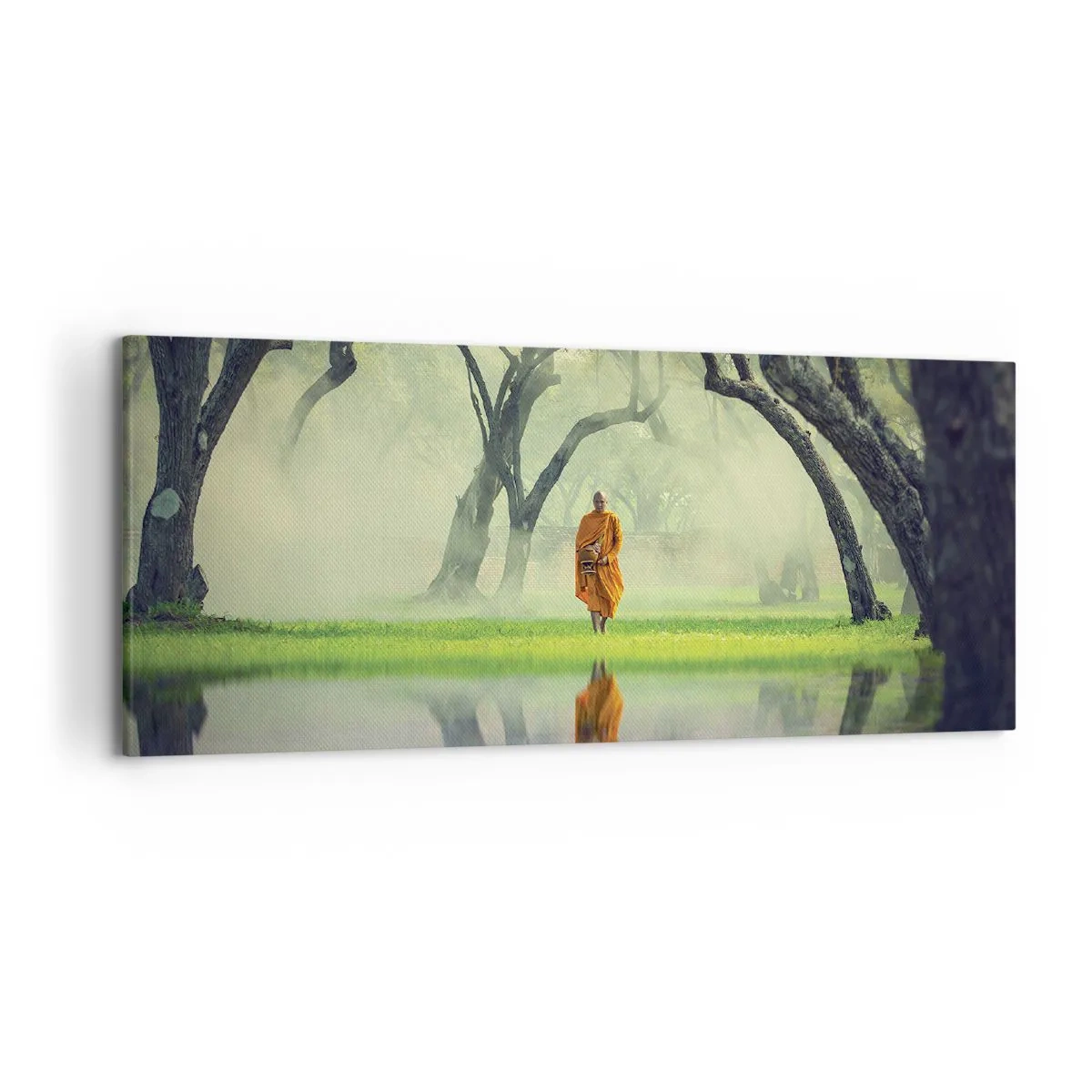 Bild auf Leinwand - Leinwandbild - Ein Mönch in einer orangefarbenen Robe in einem Wald mit nebligem Hintergrund und Spiegelung im Wasser. - 120x50cm - Auf dem Weg zur Erleuchtung - Moderne Wanddekoration für Wohnzimmer und Schlafzimmer ARTTOR