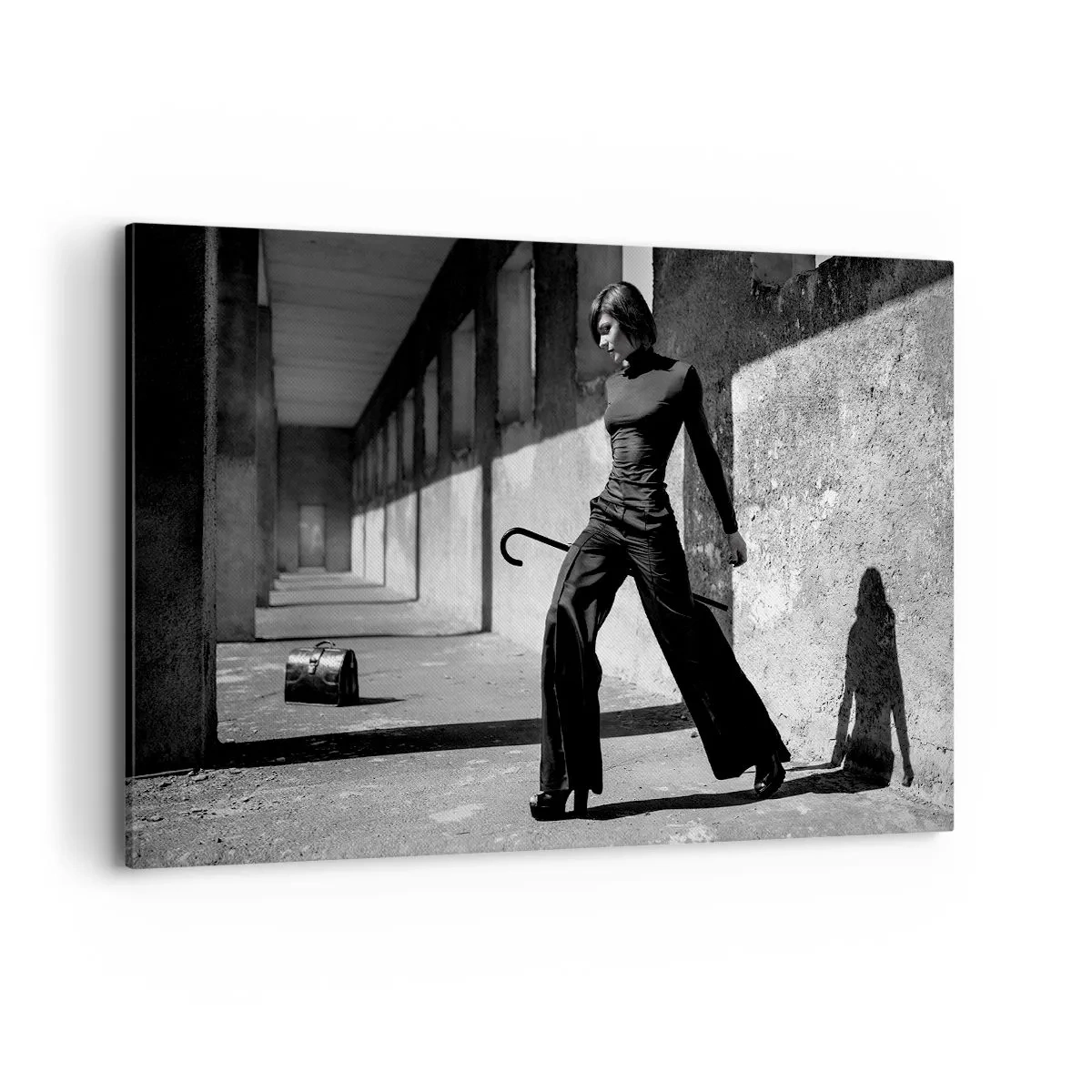 Bild auf Leinwand - Leinwandbild - Stilvolle Frau in einem industriellen Umfeld - 120x80cm - Urbane Eleganz - Moderne Wanddekoration für Wohnzimmer und Schlafzimmer ARTTOR