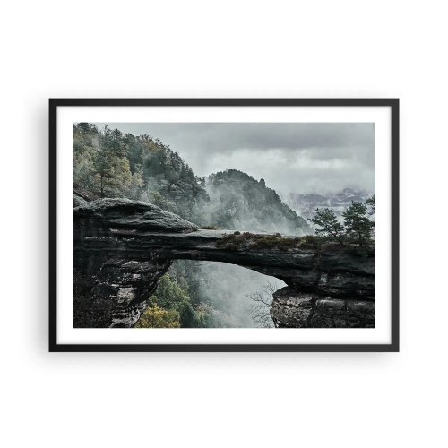 Poster in einem schwarzem Rahmen - Ein Steinbogen, umgeben von nebligen Bergen und Wäldern - 70x50cm - Abenteuer beginnt gleich - Moderne Wanddekoration für Wohnzimmer und Schlafzimmer ARTTOR