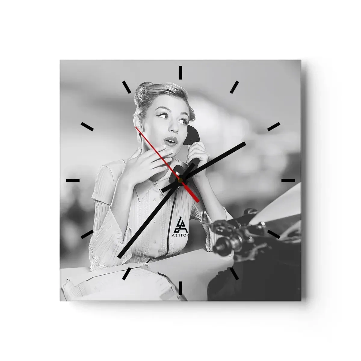 Wanduhr - Glasuhr - Eine Frau telefoniert an einer Schreibmaschine - 30x30cm - Hallo, wir sind in den 1950er Jahren. - Moderne Wanddekoration für Wohnzimmer und Schlafzimmer ARTTOR