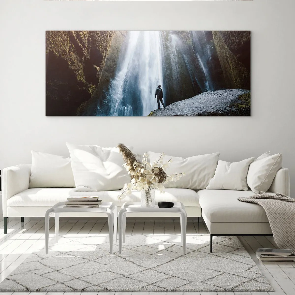 Glasbild - Bild auf glas - Eine Figur vor der Kulisse eines majestätischen Wasserfalls in einer felsigen Schlucht - 120x50cm - Wiederherstellung der Proportionen - Moderne Wanddekoration für Wohnzimmer und Schlafzimmer ARTTOR