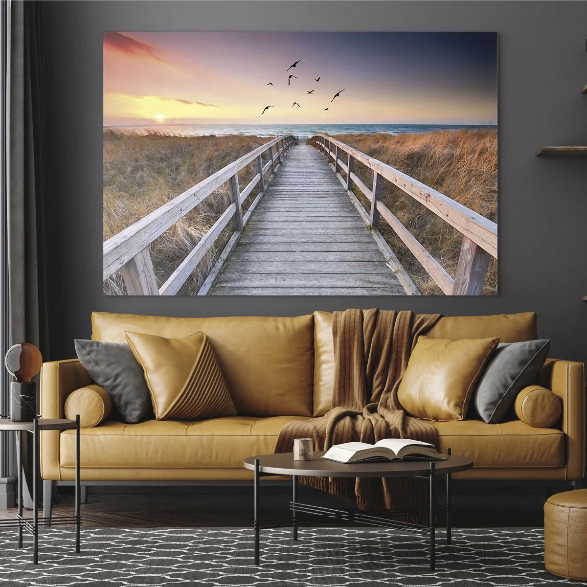 Glasbild - Bild auf glas - Eine hölzerne Fußgängerbrücke über die Dünen, die bei Sonnenuntergang zum Strand führt - 120x80cm - Der Raum für Auffliegen - Moderne Wanddekoration für Wohnzimmer und Schlafzimmer ARTTOR