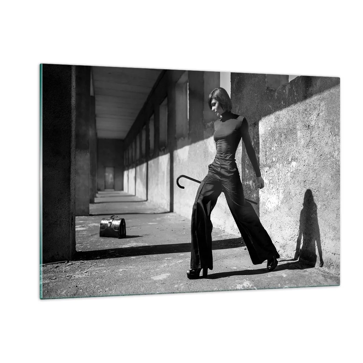 Glasbild - Bild auf glas - Schwarz-Weiß-Fotografie einer Frau in elegantem Outfit in urbaner Umgebung. - 120x80cm - Urbane Eleganz - Moderne Wanddekoration für Wohnzimmer und Schlafzimmer ARTTOR