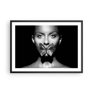 Poster in einem schwarzem Rahmen - Schwarz-weißes Frauengesicht mit einem Schmetterling auf den Lippen - 70x50cm - Schmetterlingskuss - Moderne Wanddekoration für Wohnzimmer und Schlafzimmer ARTTOR