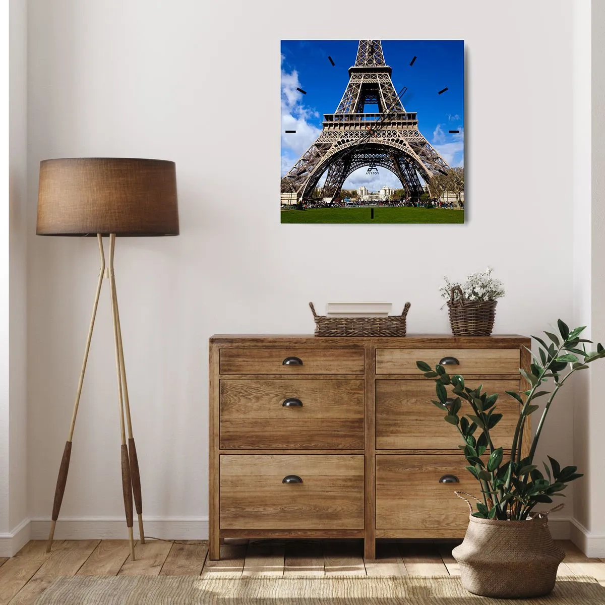 Wanduhr - Glasuhr - Der Eiffelturm vor dem Hintergrund eines blauen Himmels und eines grünen Parks - 30x30cm - Ganz Paris zu ihren Füßen - Moderne Wanddekoration für Wohnzimmer und Schlafzimmer ARTTOR