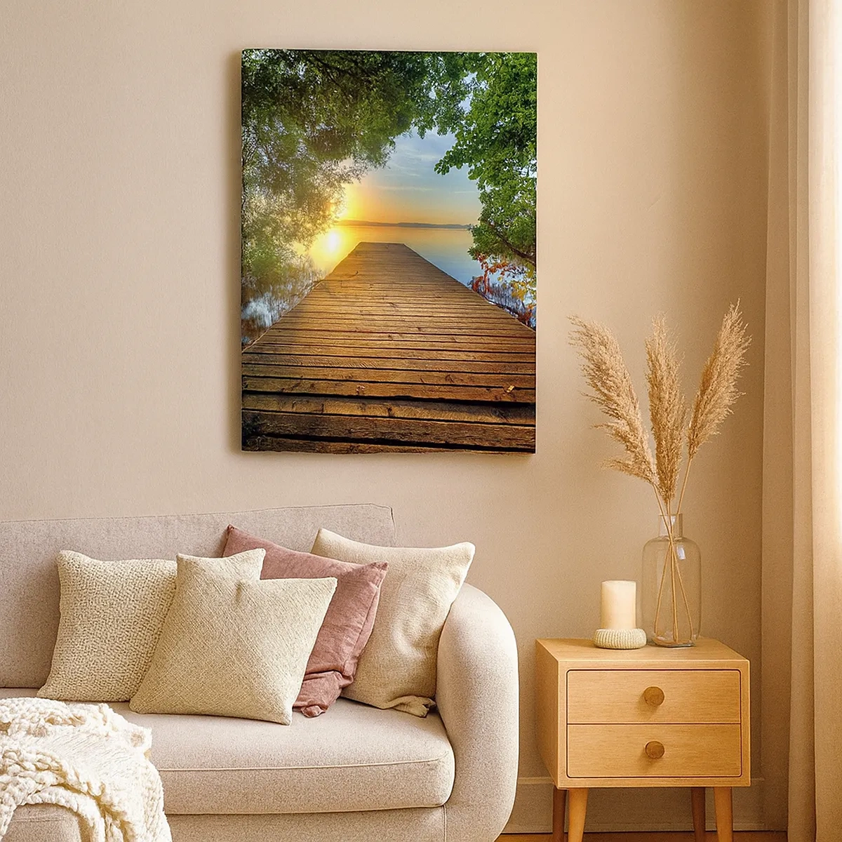 Bild auf Leinwand - Leinwandbild - Ein von Grün umgebener Holzsteg bei Sonnenuntergang - 50x70cm - Nimm dir Zeit, setz dich hin - Moderne Wanddekoration für Wohnzimmer und Schlafzimmer ARTTOR