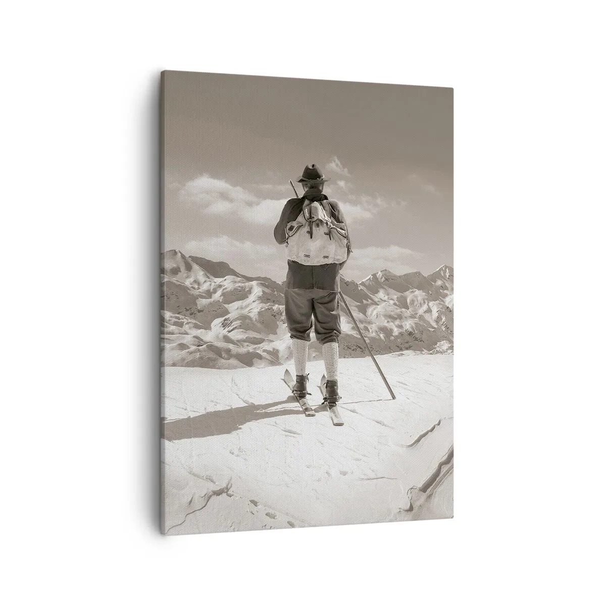 Bild auf Leinwand - Leinwandbild - Ein Skifahrer auf einem Berggipfel in Schwarz und Weiß - 50x70cm - Und die Berge bleiben unverändert - Moderne Wanddekoration für Wohnzimmer und Schlafzimmer ARTTOR