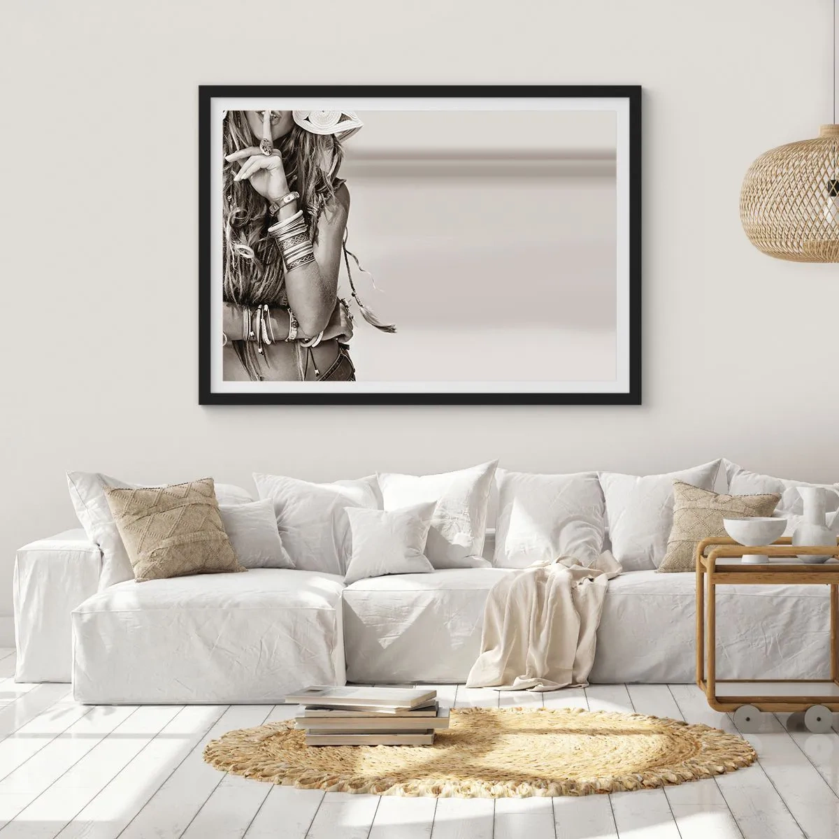 Poster in einem schwarzem Rahmen - Porträt einer Boho-Frau mit Schmuck - 70x50cm - Wieso ein Mädchen - Moderne Wanddekoration für Wohnzimmer und Schlafzimmer ARTTOR